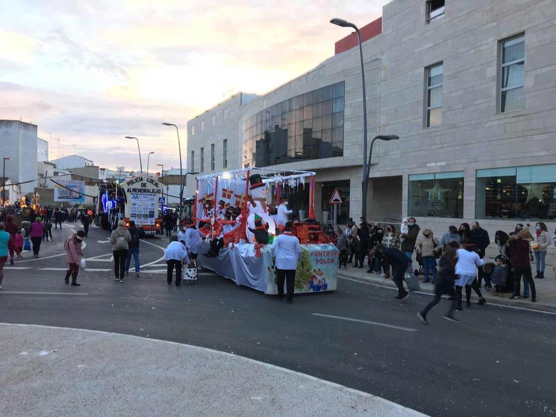 Veinte carrozas acompañaron este año a los Reyes Magos en Almendralejo. 