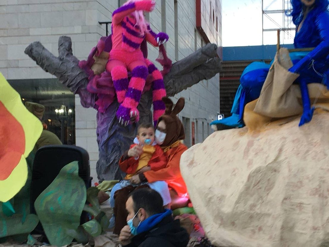 Veinte carrozas acompañaron este año a los Reyes Magos en Almendralejo. 