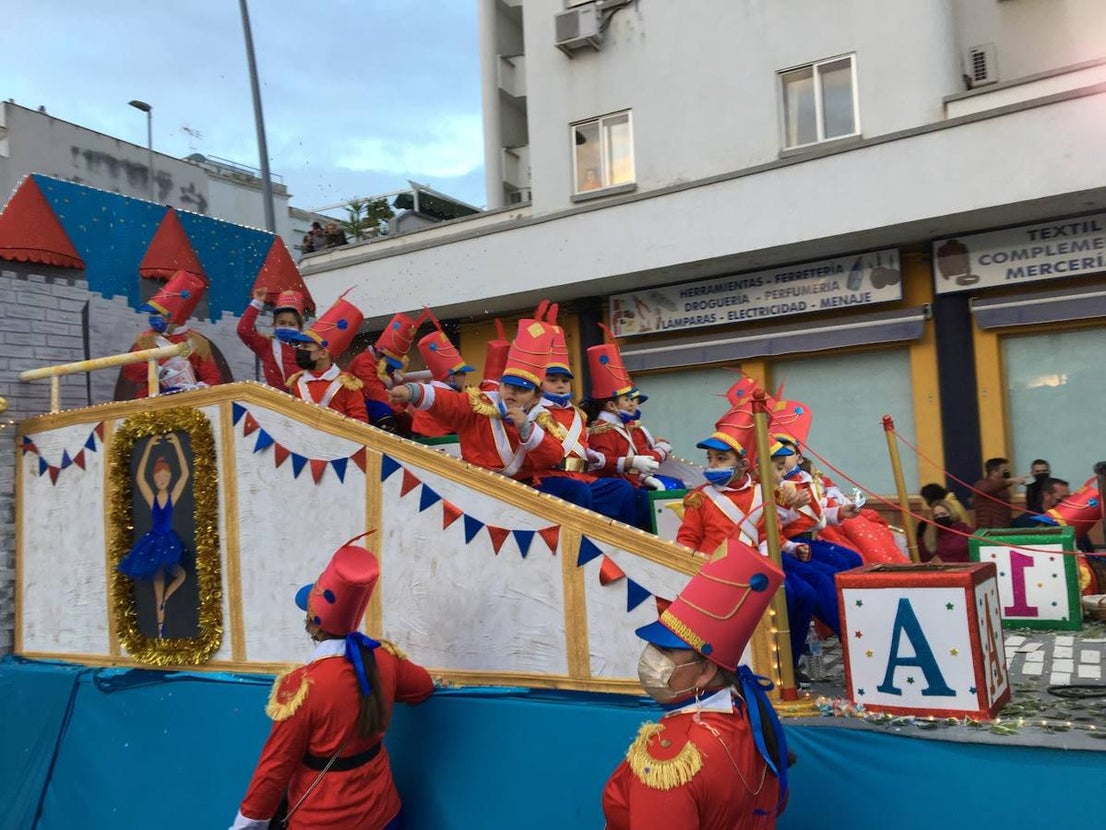Veinte carrozas acompañaron este año a los Reyes Magos en Almendralejo. 
