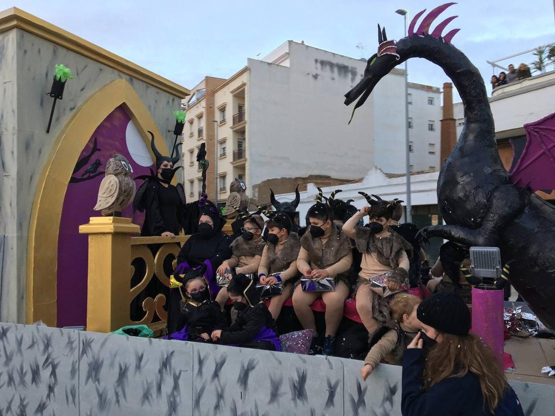Veinte carrozas acompañaron este año a los Reyes Magos en Almendralejo. 