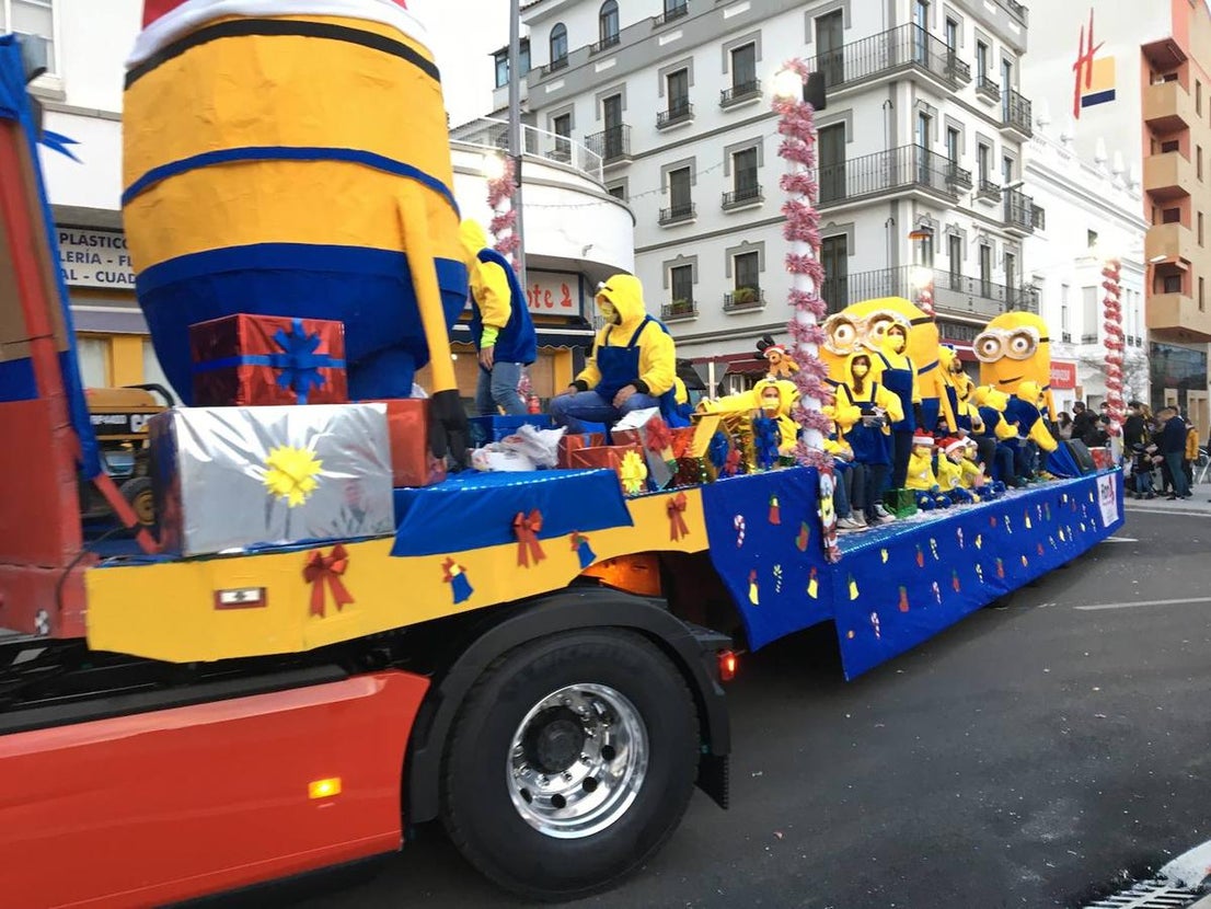 Veinte carrozas acompañaron este año a los Reyes Magos en Almendralejo. 