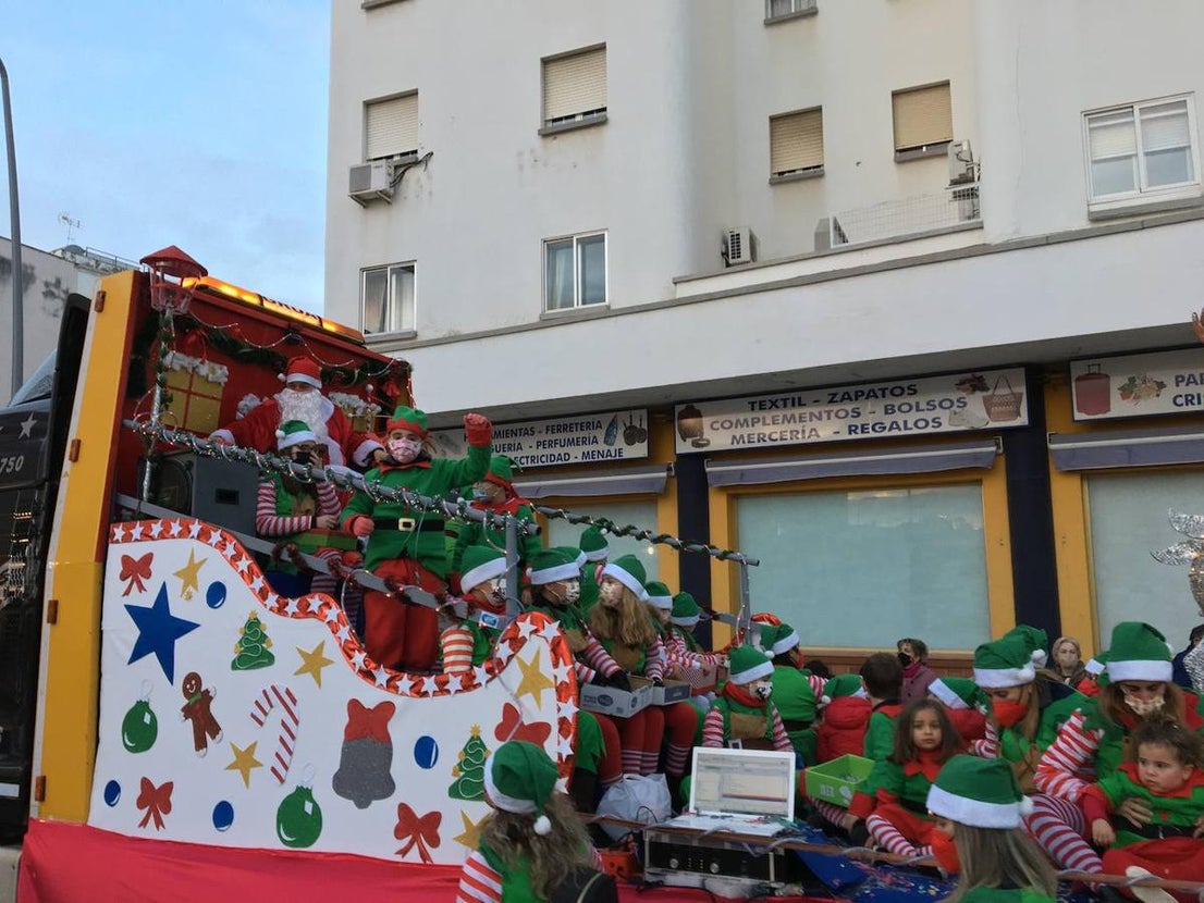 Veinte carrozas acompañaron este año a los Reyes Magos en Almendralejo. 
