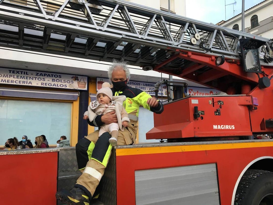 Veinte carrozas acompañaron este año a los Reyes Magos en Almendralejo. 