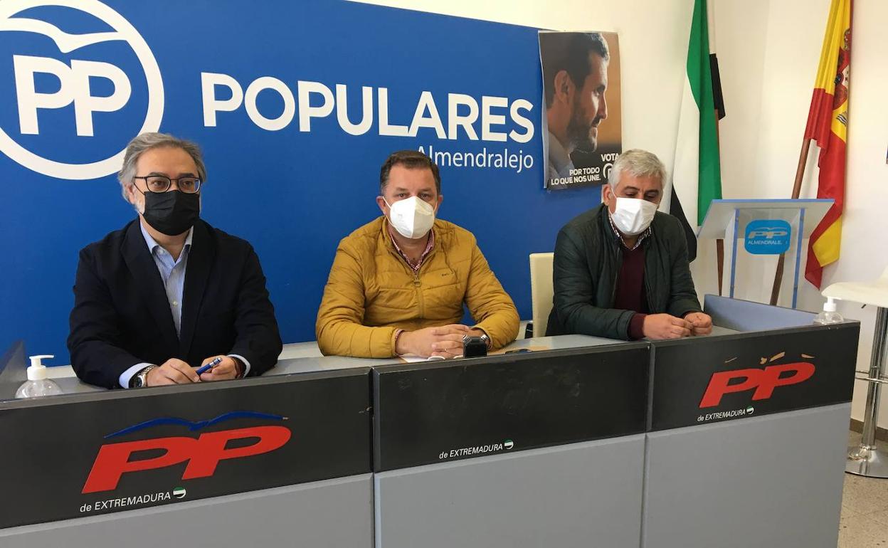 Los concejales José A. Pérez, Carlos González y Juan D. Bravo. 