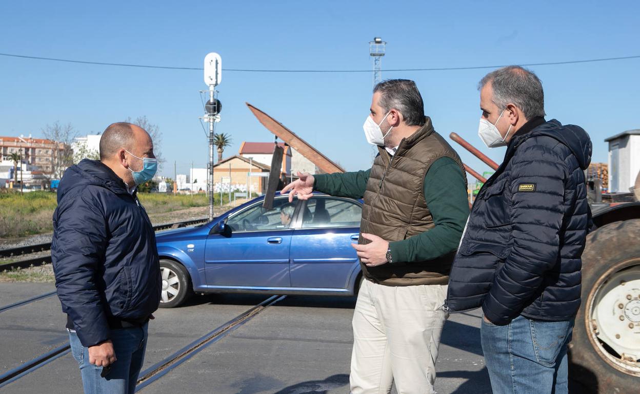 Los concejales Arias y Trigo han visitado el paso a nivel junto al diputado Prieto. 