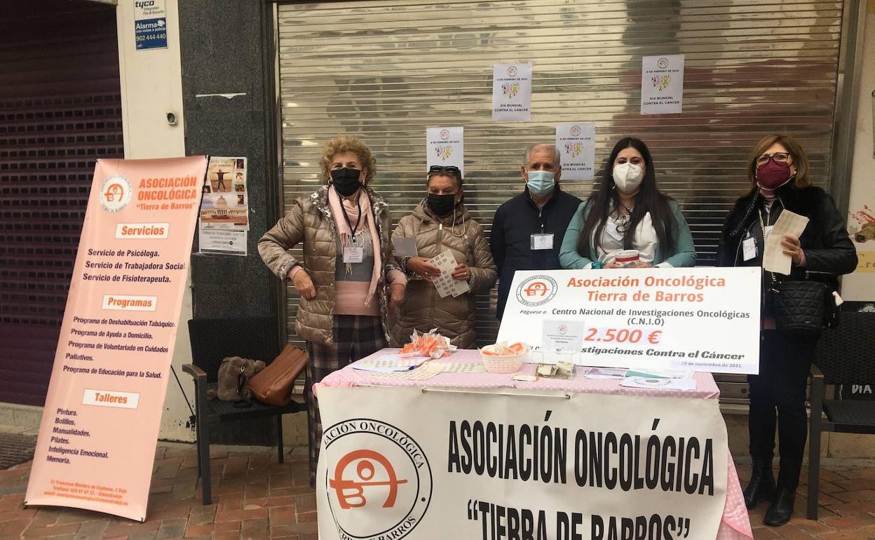 Los miembros de la directiva estuvieron en la campaña de cuestación. 