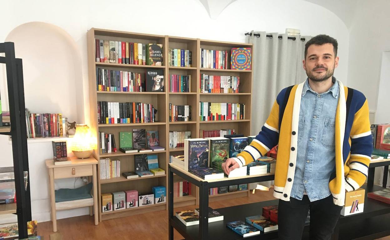 José Luis Pecero en la librería Midgard, que acaba de abrir solamente con libros. 