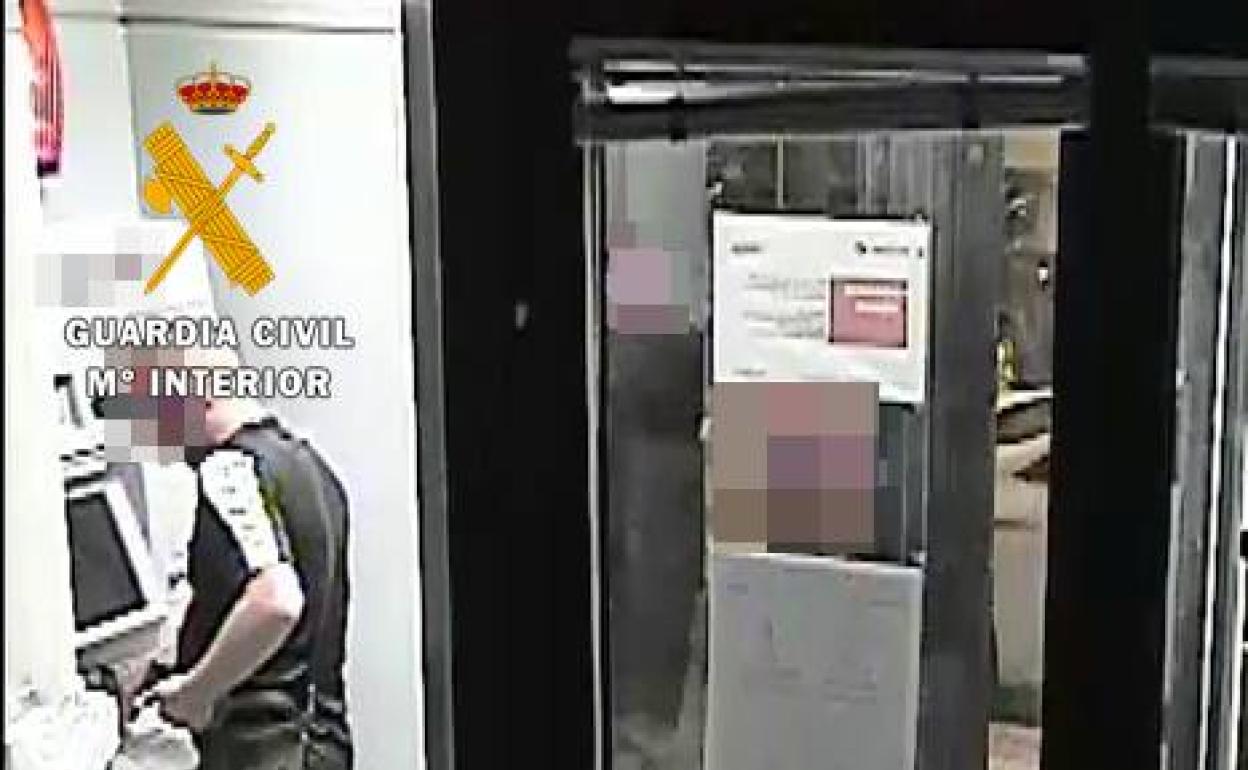 Imagen captada de una de las operaciones en el banco. 