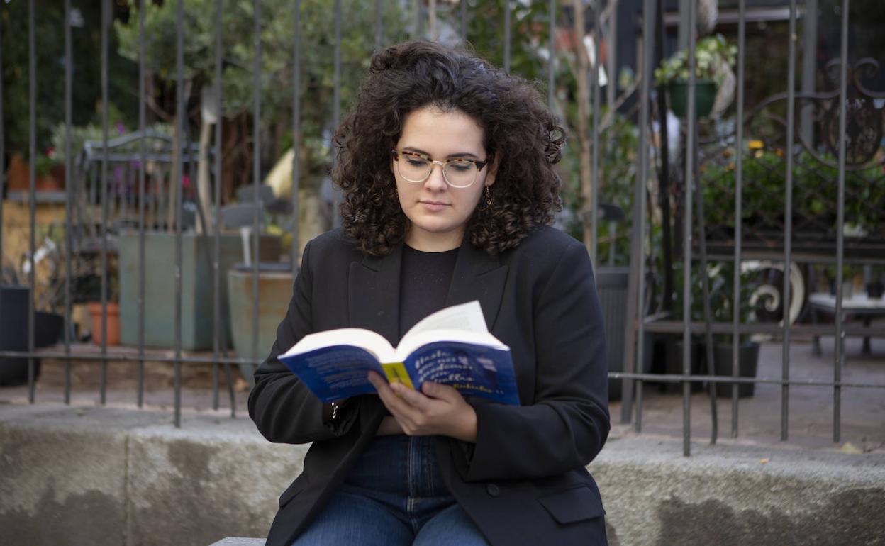 Inma Rubiales leyendo su nuevo libro. 