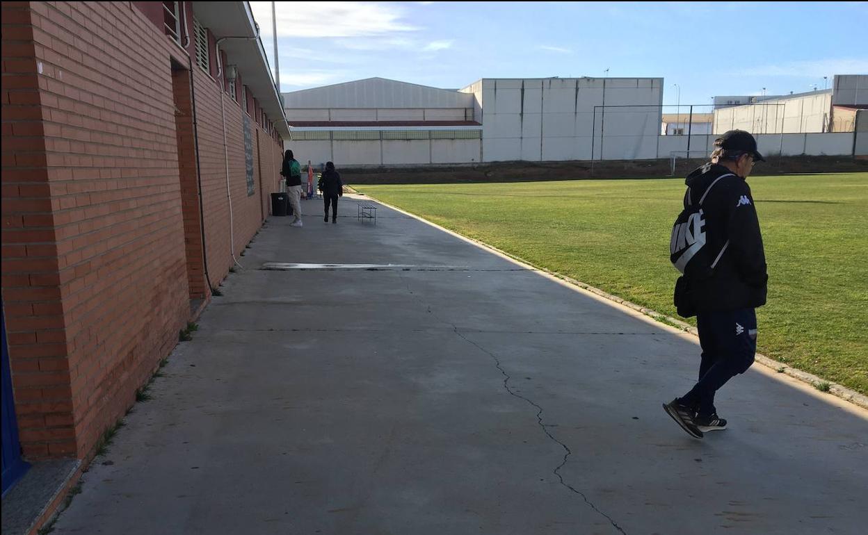 El cuerpo técnico del Extremadura no descarta jugar el sábado aunque no llegue el dinero