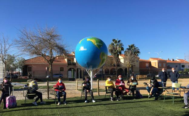 Alumnos recibiendo una clase en el aula abierta del Montero de Espinosa.
