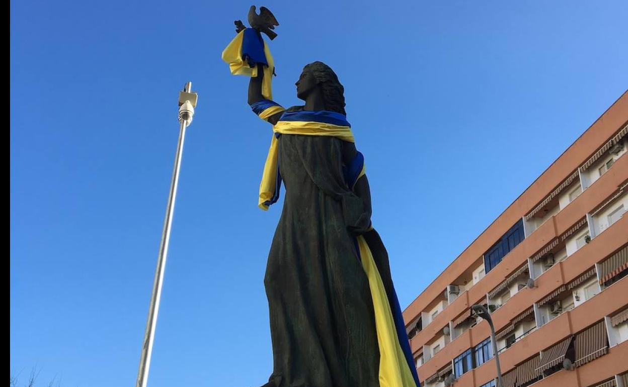 La estatua de la Libertad ya luce con la bandera de Ucrania