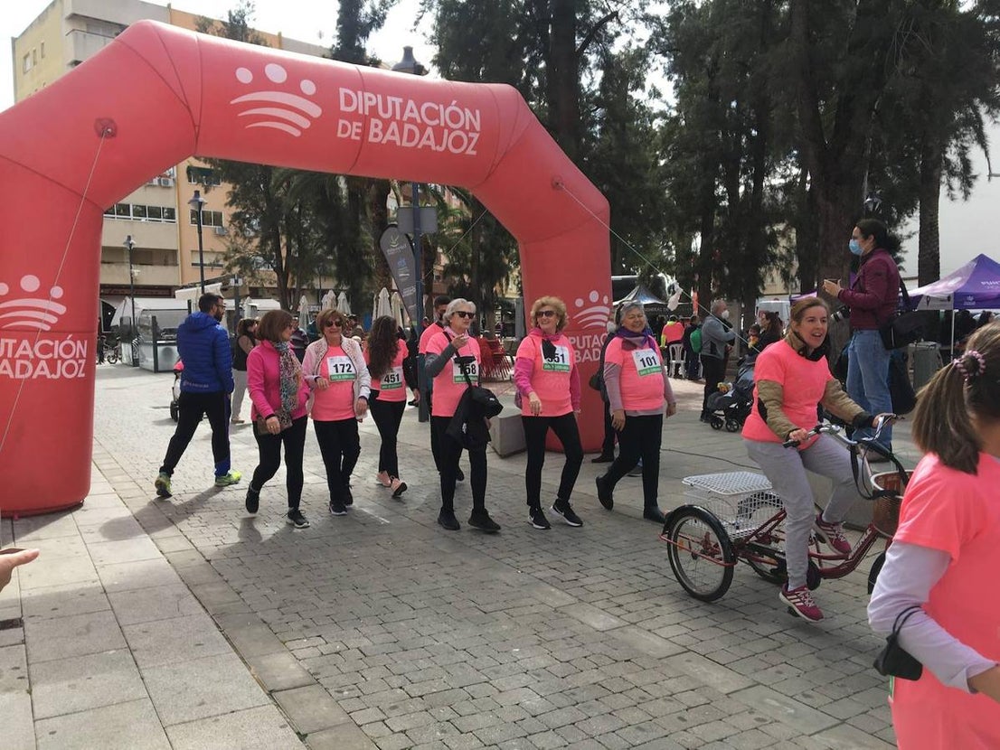 La carrera de la Mujer congregó a cientos de personas. 