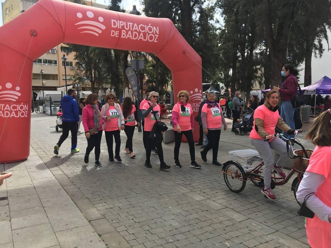 La carrera de la Mujer congregó a cientos de personas. 