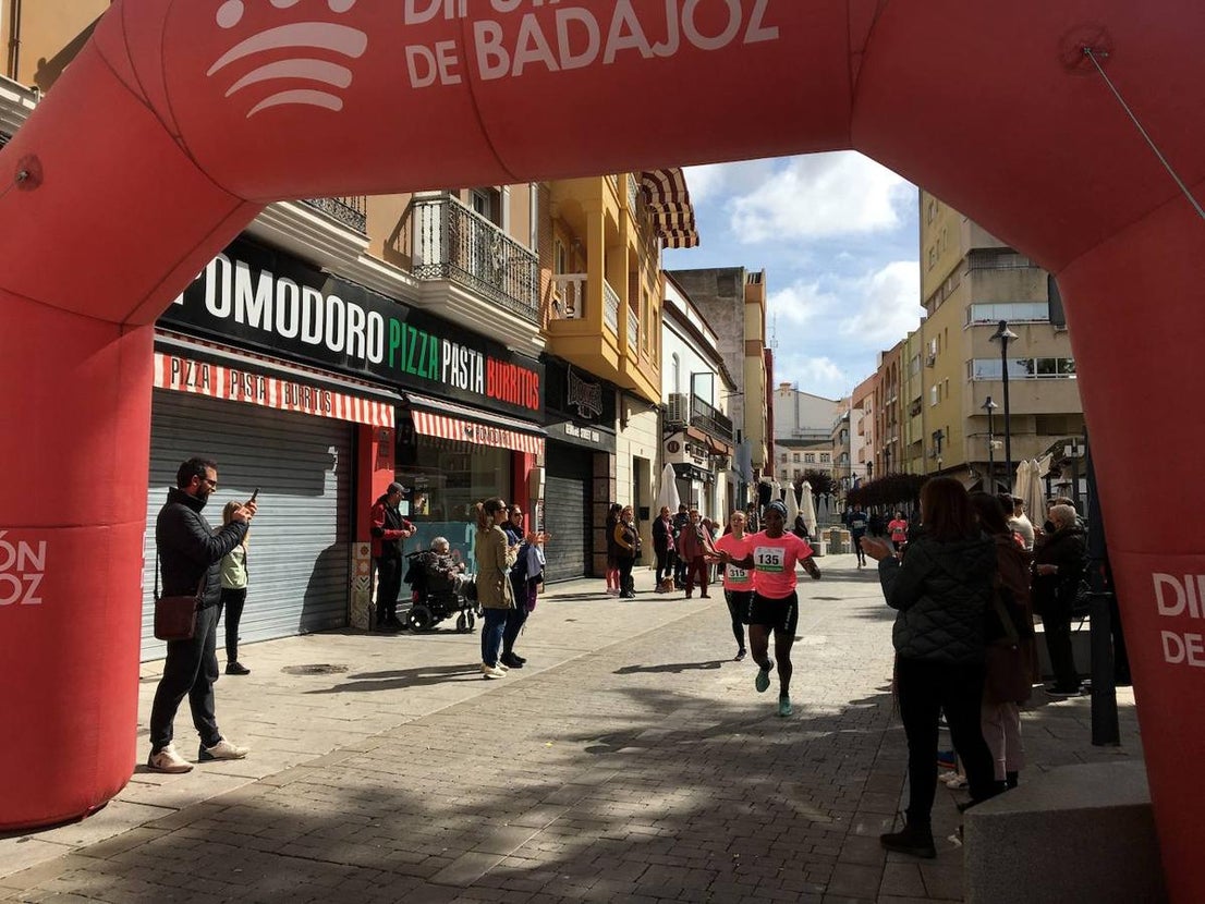 La carrera de la Mujer congregó a cientos de personas. 
