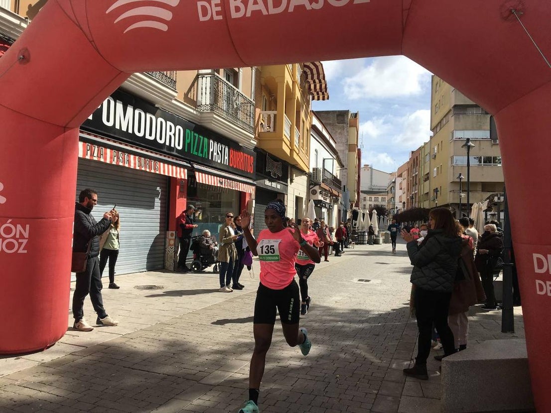 La carrera de la Mujer congregó a cientos de personas. 