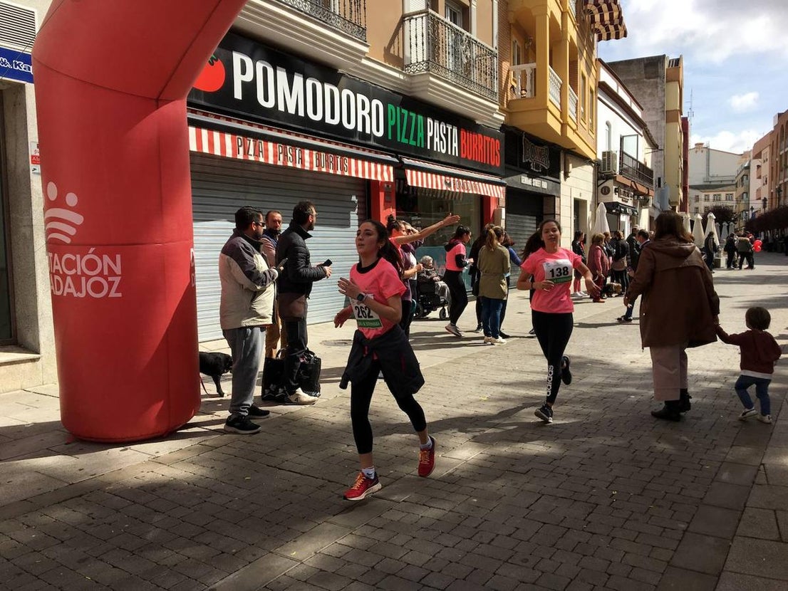 La carrera de la Mujer congregó a cientos de personas. 