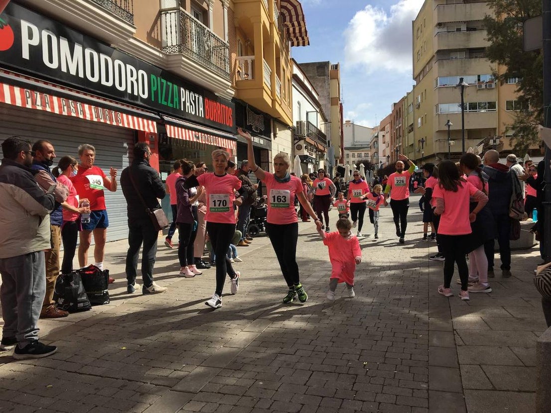 La carrera de la Mujer congregó a cientos de personas. 