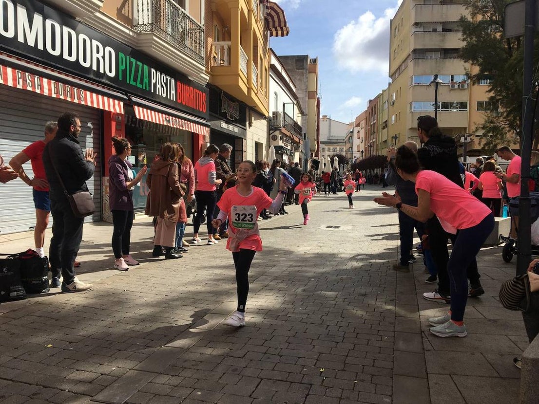 La carrera de la Mujer congregó a cientos de personas. 