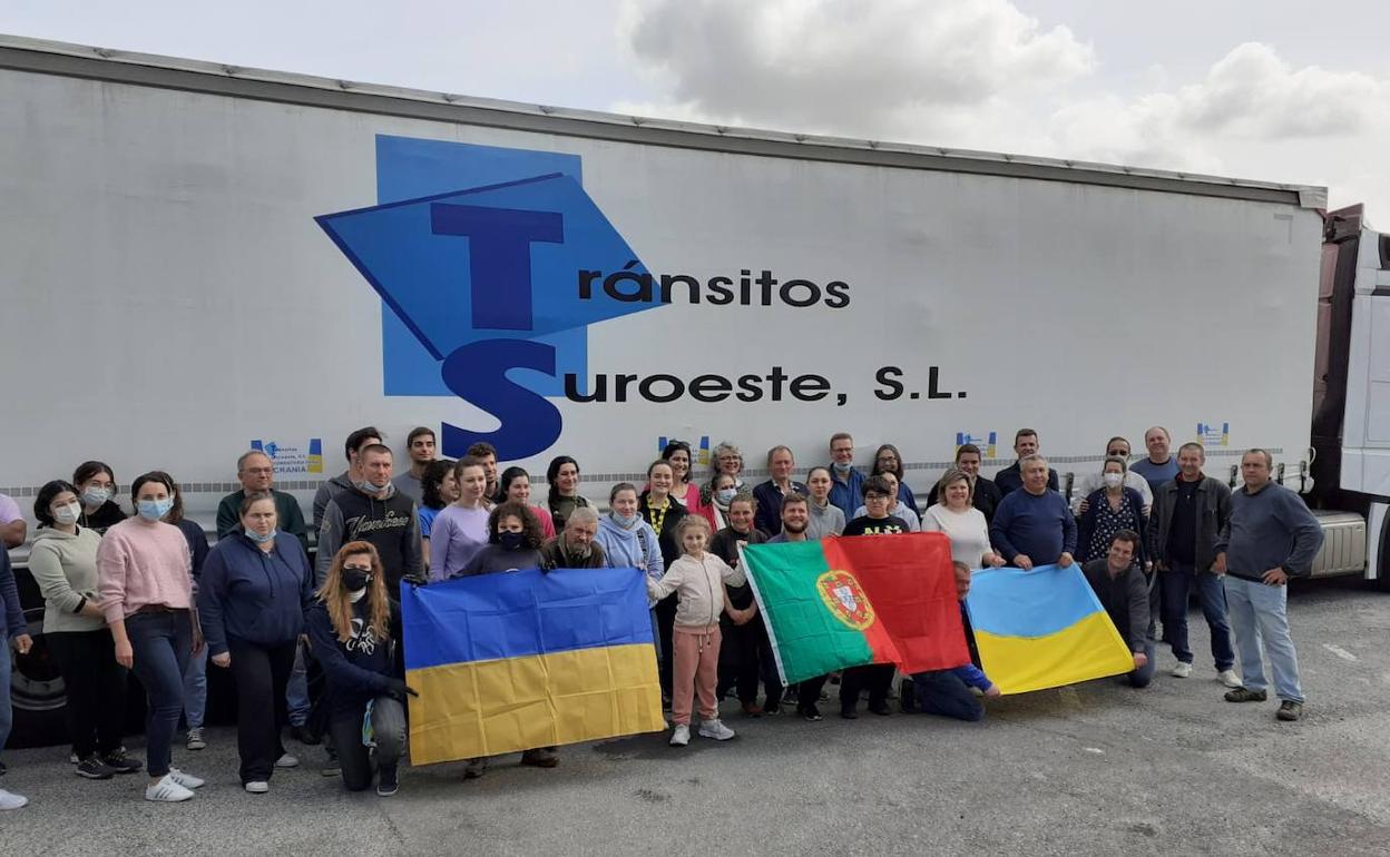 Condunctores y familias que han colaborado para llenar de ayuda humanitaria lo dos camiones. 