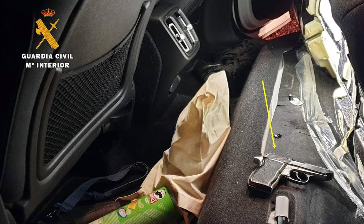 Imagen de la pistola que portaban . 