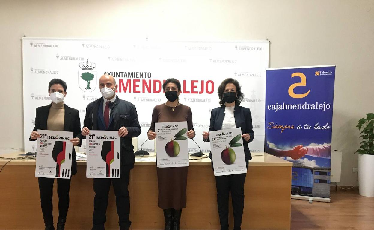Los concejales Raquel Del Puerto junto a Manuela Bayón y Aurora Jaen. 