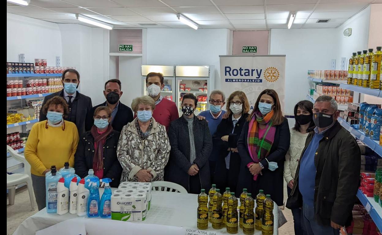 Miembros del Club Rotary junto a voluntarios, empresarios y dos concejalas.