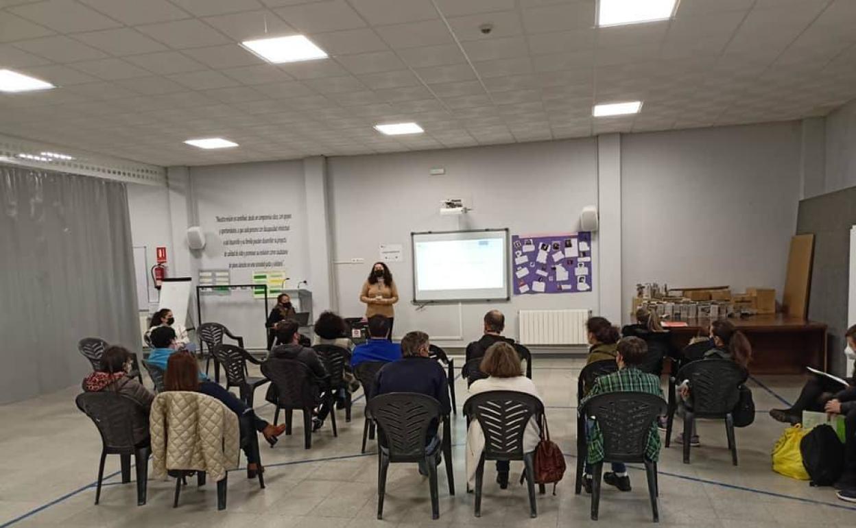 Diez usuarios de Includes aprenden tareas de atención al público gracias a la Fundación ONCE