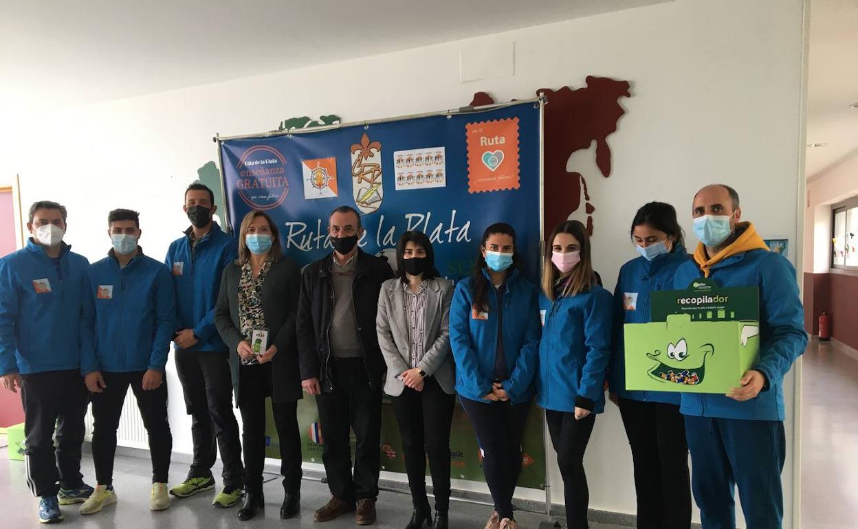 Profesores del centro junto a los concejales de Educación y Medio Ambiente. 