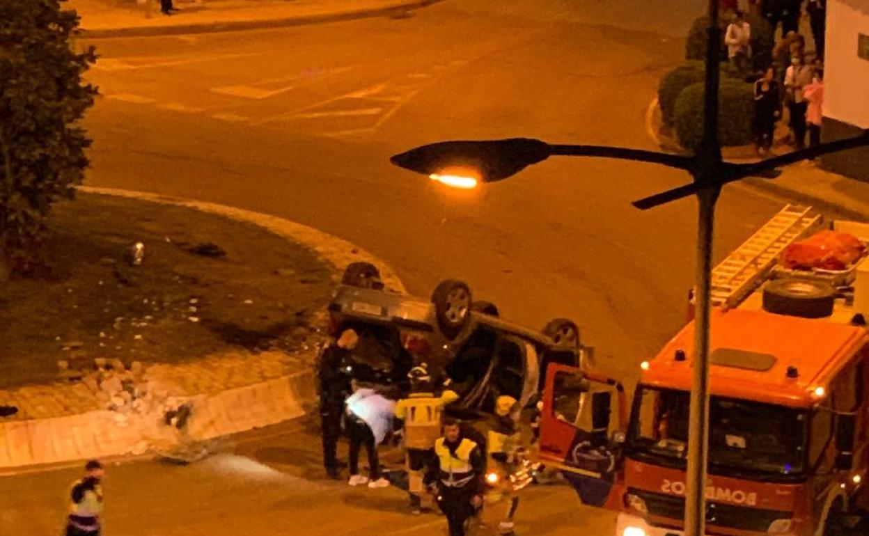 Un vehículo se empotra contra la rotonda de la calle Mérida en un aparatoso accidente