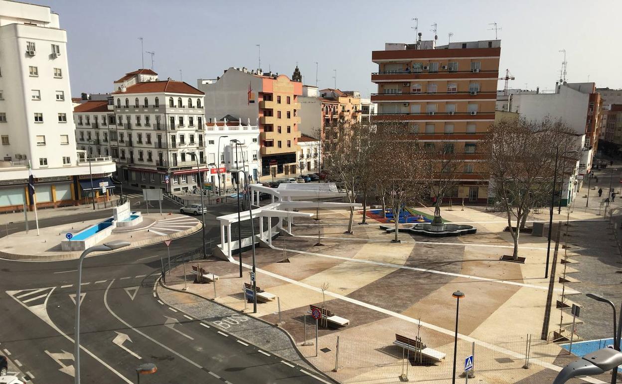 Critican que en la plaza de Extremadura no se ha hecho un aparcamiento disuasorio, como dice el gobierno. 