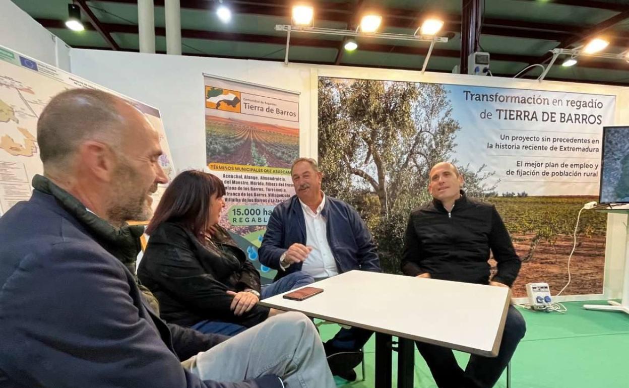 La consejera Begoña García destaca el impulso que supondrá el regadío de Tierra de Barros para aceite y vino