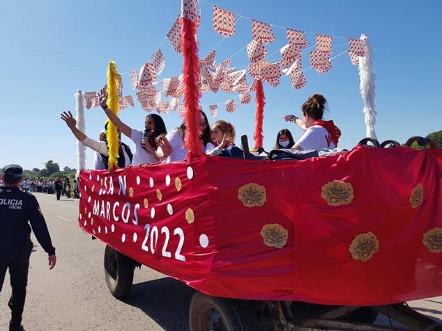 Este año la romería de San Marcos ha reunido a miles de personas en el camino a la ermita. 