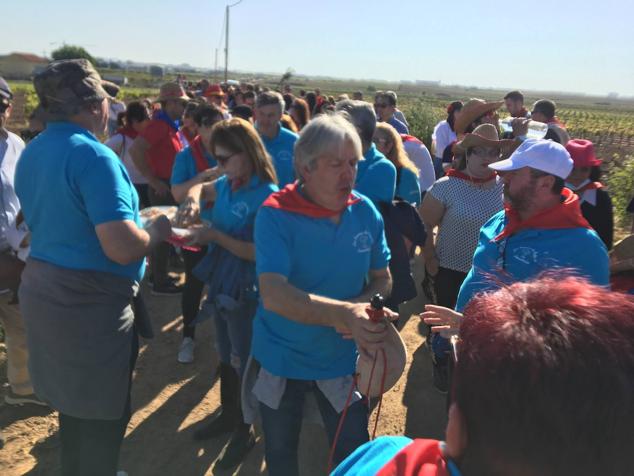 Este año la romería de San Marcos ha reunido a miles de personas en el camino a la ermita. 