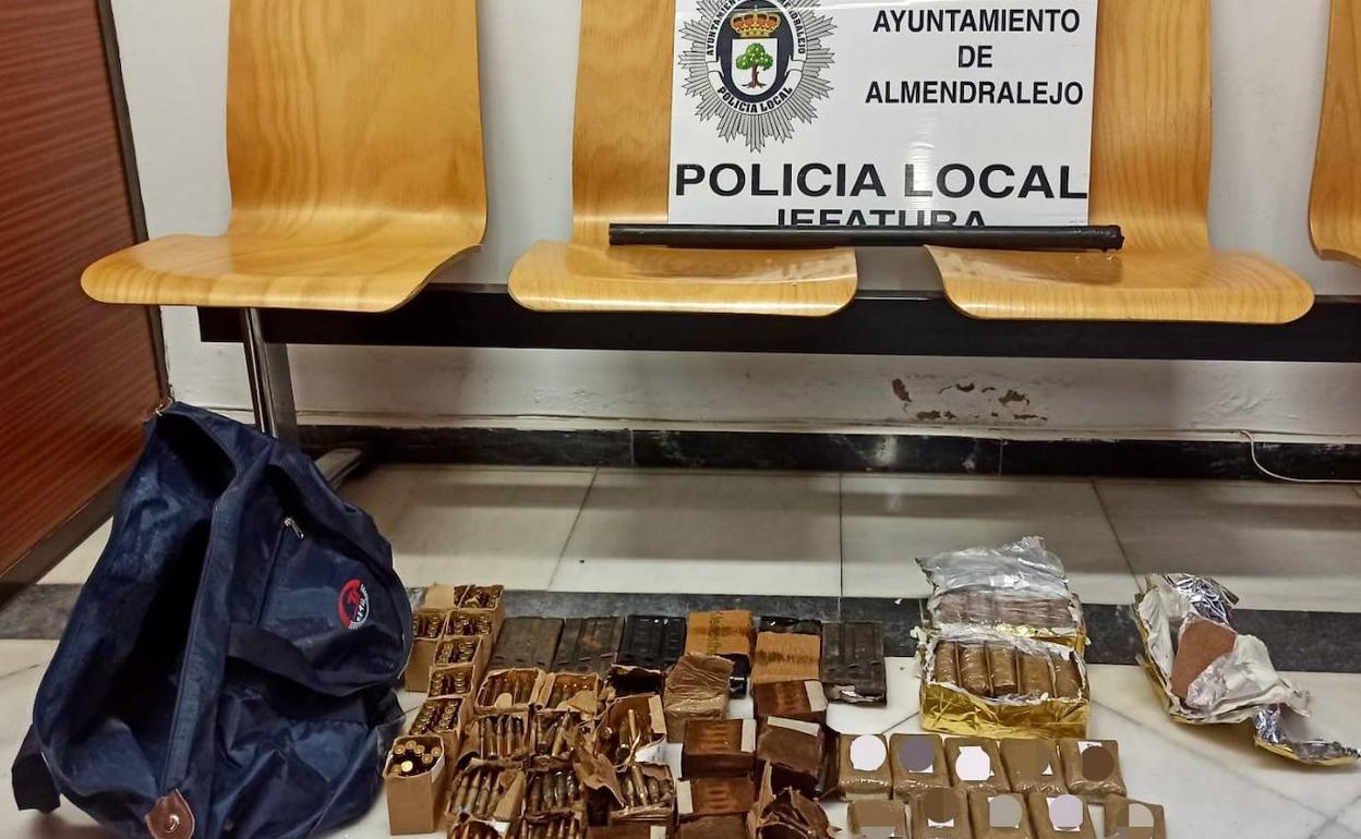 Droga y munición intervenida al detenido en el Parque de Las Mercedes. 