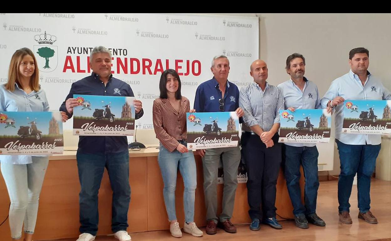 Miembros del Vespaclub junto a los concejales Rodríguez y Del Amo. 