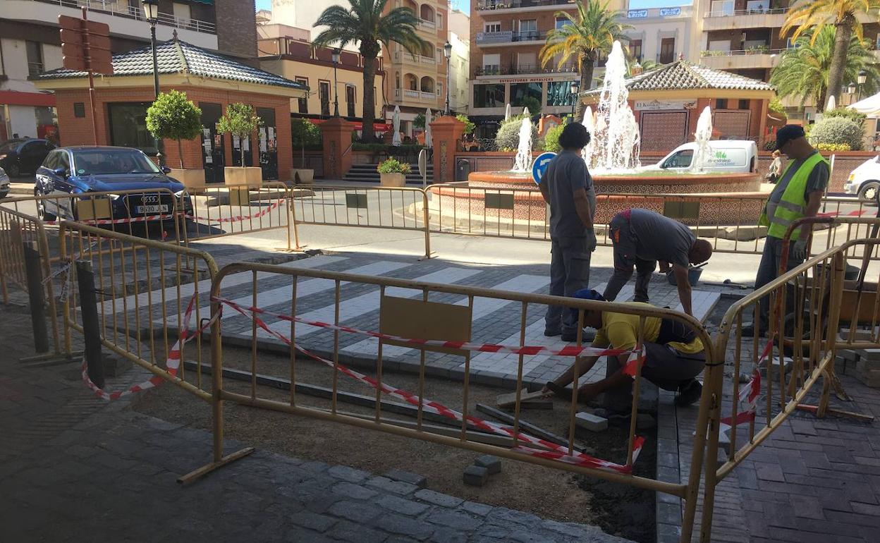 Los operarios llevan varios días trabajando en cambiar la fisonomía de este paso de peatones. 
