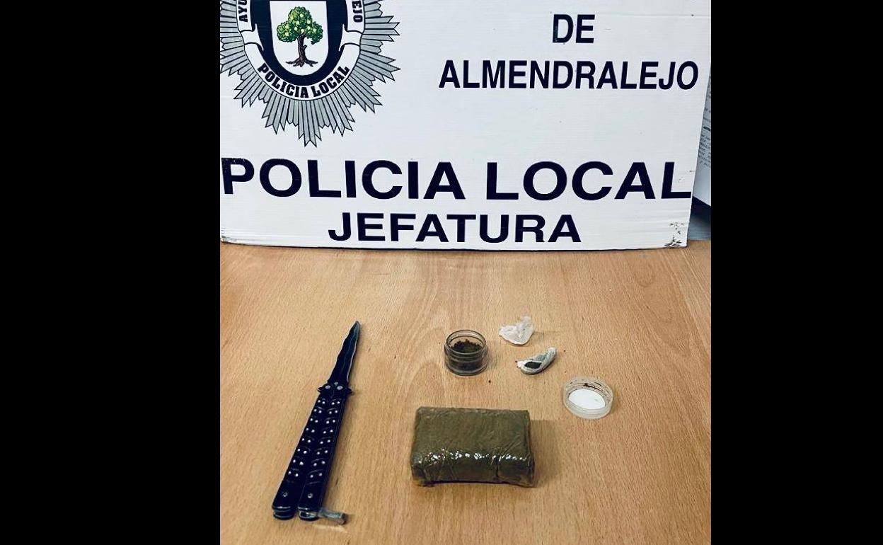 La Policía Local interviene 98,8 gramos de hachís y una navaja ilegal a un joven