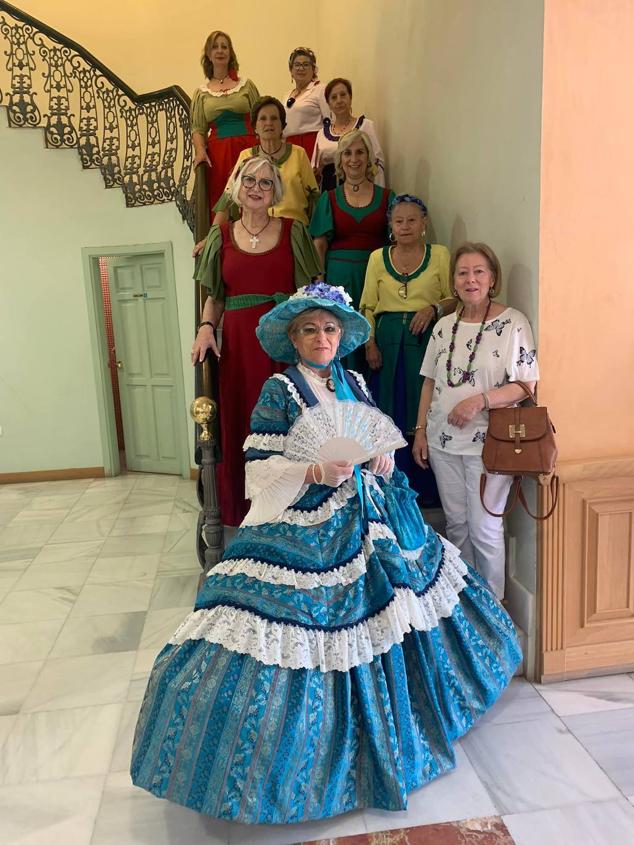 Socias de las amas de casa Nuestra Señora de la Piedad posan para la foto. 