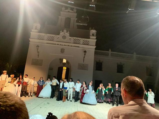 Socias de las amas de casa Nuestra Señora de la Piedad posan para la foto. 