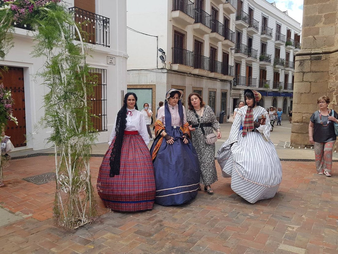 Socias de las amas de casa Nuestra Señora de la Piedad posan para la foto. 