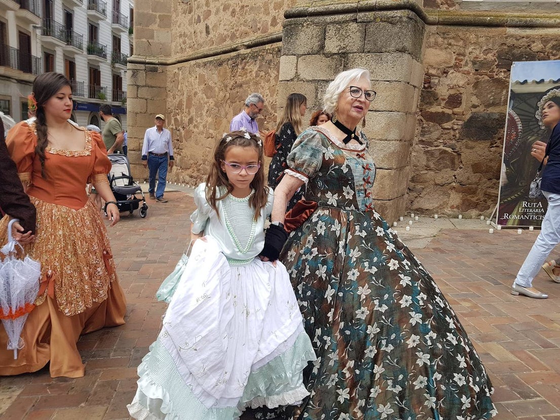 Socias de las amas de casa Nuestra Señora de la Piedad posan para la foto. 