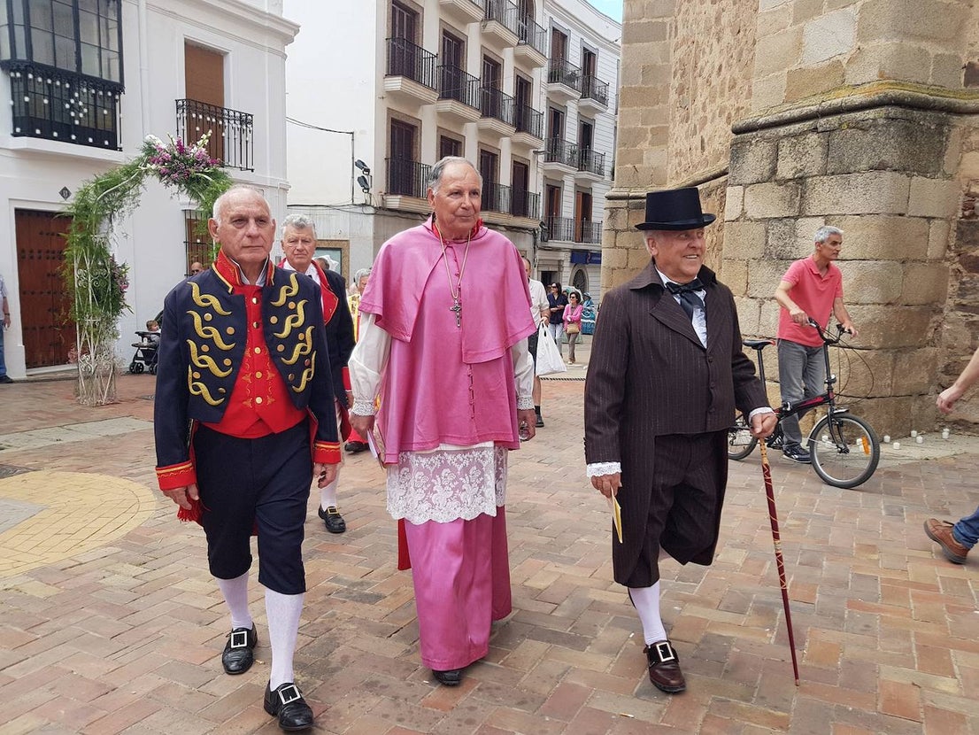 Socias de las amas de casa Nuestra Señora de la Piedad posan para la foto. 