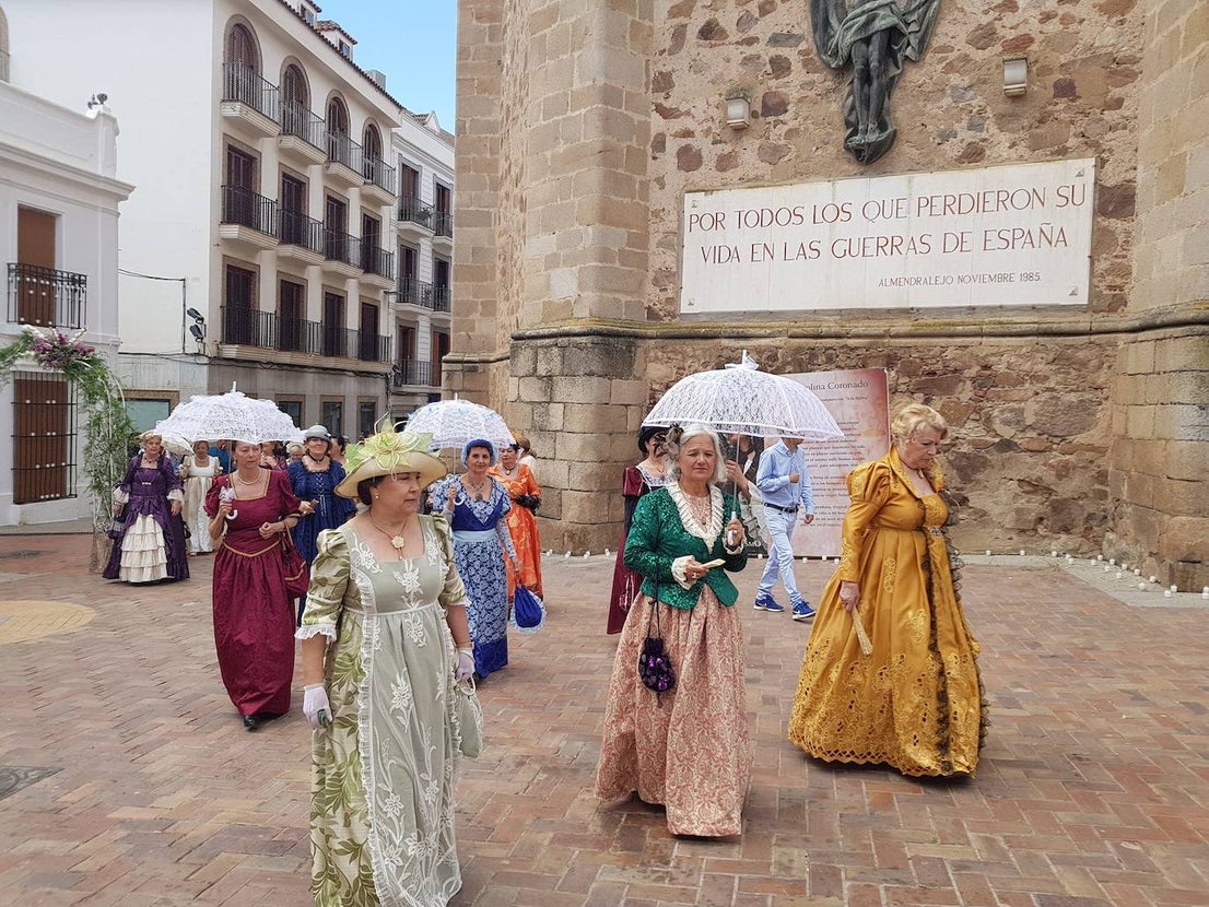 Socias de las amas de casa Nuestra Señora de la Piedad posan para la foto. 