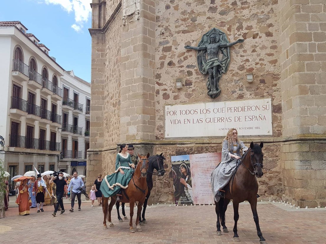 Socias de las amas de casa Nuestra Señora de la Piedad posan para la foto. 