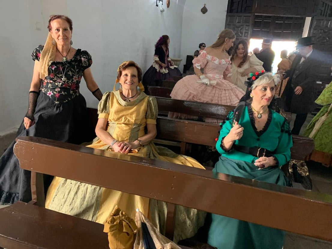 Socias de las amas de casa Nuestra Señora de la Piedad posan para la foto. 
