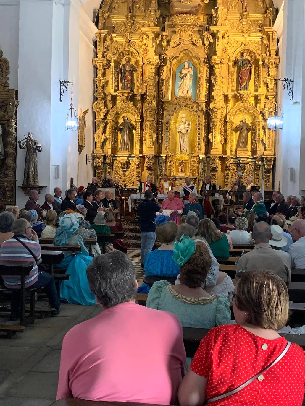 Socias de las amas de casa Nuestra Señora de la Piedad posan para la foto. 