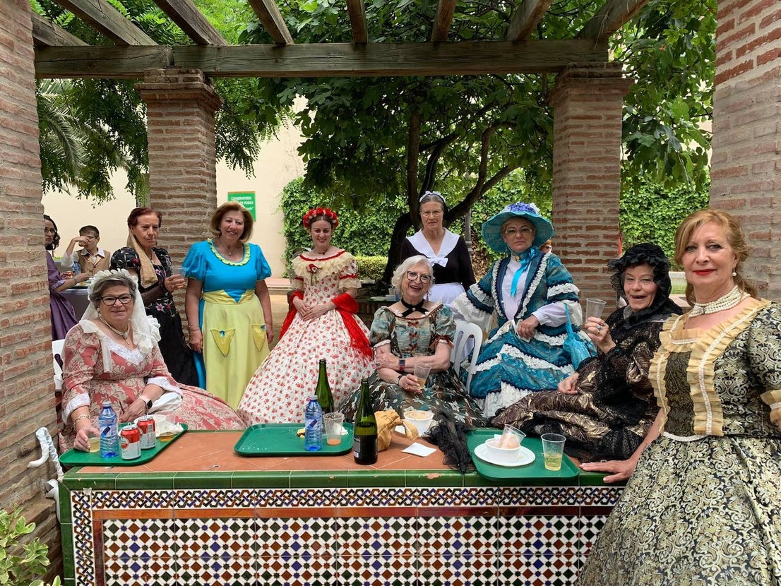 Socias de las amas de casa Nuestra Señora de la Piedad posan para la foto. 