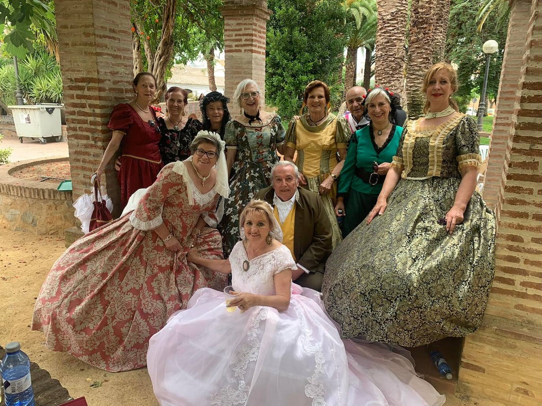 Socias de las amas de casa Nuestra Señora de la Piedad posan para la foto. 
