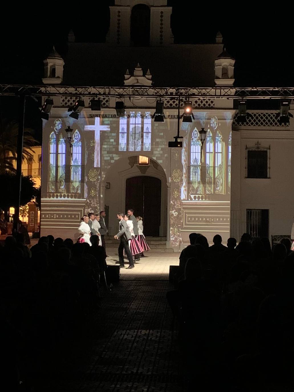 Socias de las amas de casa Nuestra Señora de la Piedad posan para la foto. 